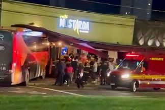 Bar Café Mostarda foi invadido por ônibus - Reprodução