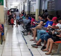 Fila de espera era grande na UPA Moreninhas em 29 de abril; cenário hoje ainda não é de melhora (Foto: Arquivo/Juliano Almeida/Campo Grande News)