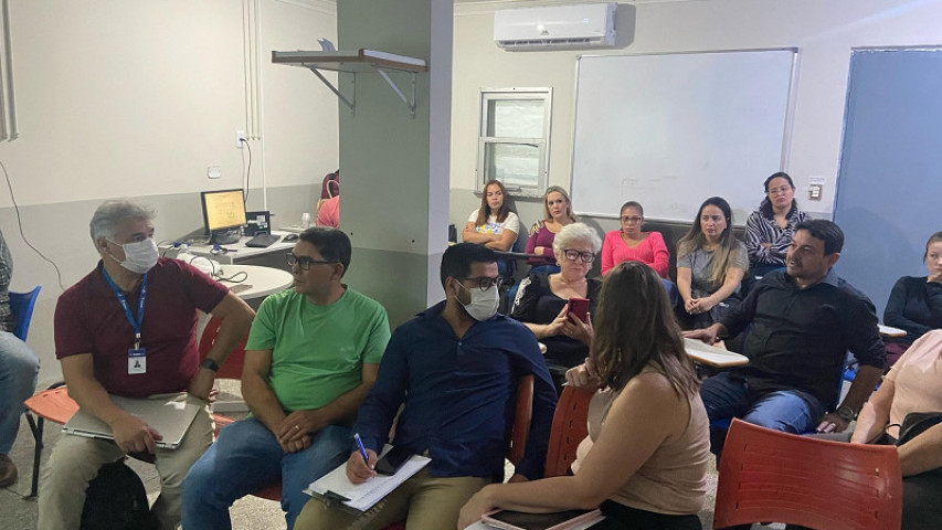Reunião na manhã desta sexta-feira (2) definiu medidas emergenciais para atender pacientes com Síndrome Respiratória Aguda Grave no Hospital da Vida de Dourados – Foto: Assecom