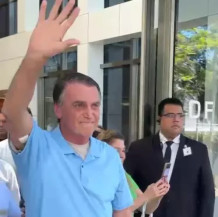 Bolsonaro comemora saída de hospital após três semanas internado em Brasília