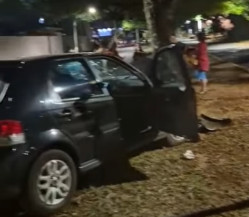 Homem morre após bater carro em árvore na região central