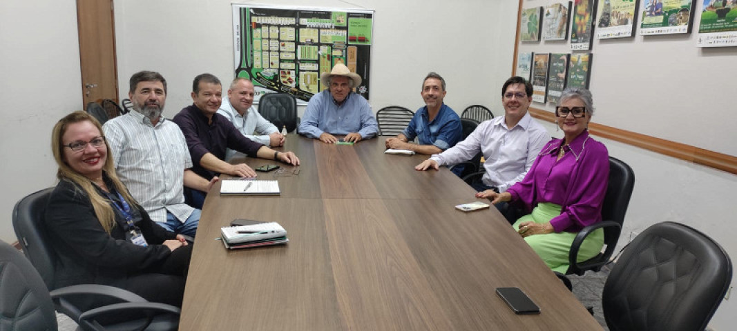 A advogada Edna Regina Alvarenga Bonelli durante reunião que definiu a programação do 8º Ciclo de Palestras “Direito & Agronegócio” na Expoagro