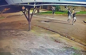 Imagens de câmera de segurança na rua Edilberto Celestino mostra momento que indivíduos subtraem placas de trânsito. Divulgação/Assecom