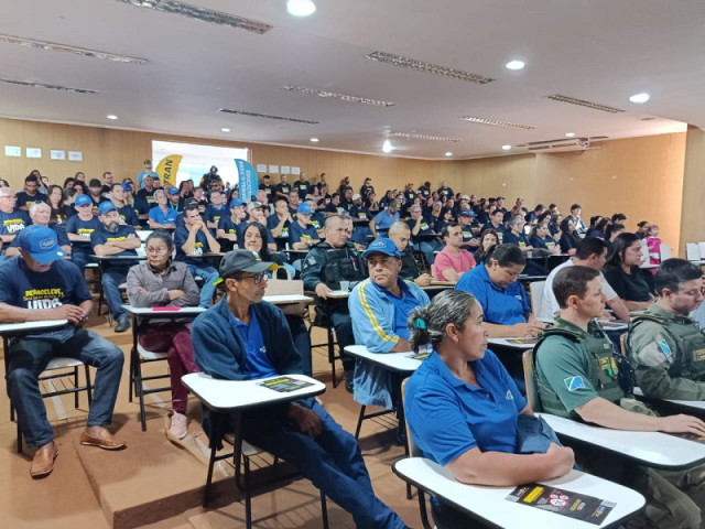 Motoristas do transporte escolar assistiu à palestra sobre segurança viária no auditório da Prefeitura de Dourados. Foto: Assecom