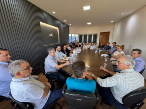 Ex-governador Reinaldo Azambuja reunido com o prefeito Marçal Filho e secretários municipal na sala de reunião do gabinete