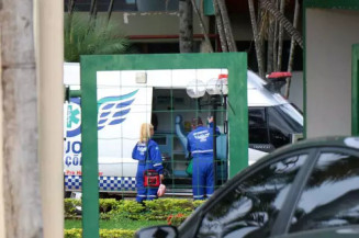 Equipe de socorristas prestou os primeiros socorros ao atleta (Foto: Henrique Kawaminami/Campo Grande News)