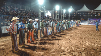Rodeio volta a lotar arena da Expoagro e emociona público em Dourados