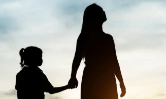Mães solo enfrentam barreiras na garantia de direitos aos filhos