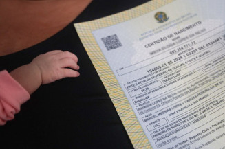 Desde 2012, pais que desejam reconhecer seus filhos podem procurar qualquer Cartório de Registro Civil com a certidão de nascimento da criança - Foto: Agência Brasil