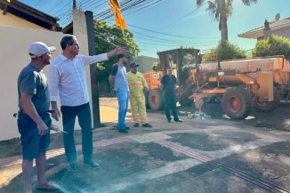 Cemar Arnal acompanha recapeamento no Jardim Santo André e destaca parceria entre Estado e Município