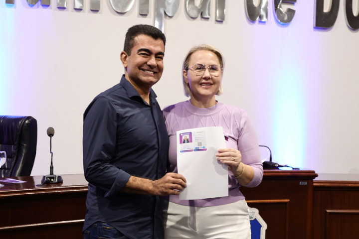 Autora da lei, vereadora e presidente da Câmara, Lindra Brambilla, que convive com a síndrome, foi a primeira a receber a carteirinha de pessoa com fibromialgia – Foto: A. Frota