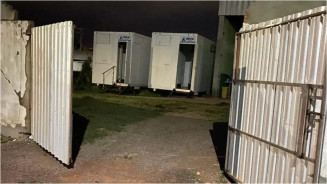Mulher foi empurrada da escada de containers (Foto: Cenário MS)
