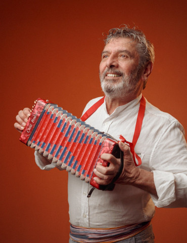 Emmanuel marinho tem levado arte e poesia às escolas