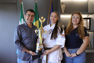 A karateca Mirella Aguirre, entre o prefeito Marçal Filho e a diretora da Funed Sandra Giselly Amaral- Crédito: A. Frota