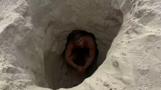 Turista inglês é resgatado após ficar preso por três horas em buraco cavado na areia de Copacabana