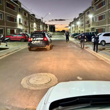 Policiais civis cumprindo mandado de prisão em condomínio (Foto: Divulgação/PCMS).