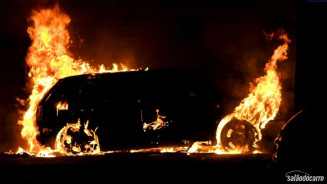 Homem tem carro destruído por incêndio e suspeita recai sobre a ex-companheira