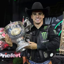 José Lemes, com o troféu da PBR. (Foto: Reprodução/Instagram)