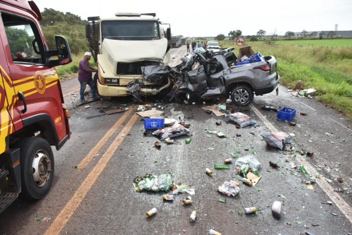 Caminhonete estava carregada com bebidas que seriam levadas para Terenos, onde casal tinha comércio (Foto: Gerson Oliveira / Correio do Estado) Foto: Gerson Oliveira / Correio do EstadoFoto: Gerson Oliveira / Correio do Estado