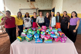 Karla Gomes faz entrega de absorventes na Aldeia Panambizinho