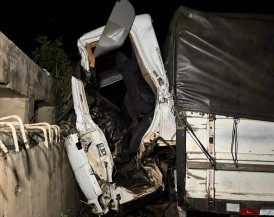 Cabine de caminhão ficou destruída após colisão. (Foto: Sidney Assis/Imagem cedida)