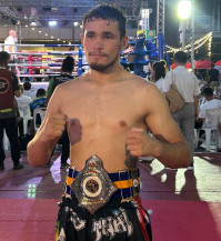 O douradense Tom Lara Bueno após conquistar o título de campeão dos Jogos Internacionais de Artes Marciais que aconteceram em Bangkok. Divulgação
