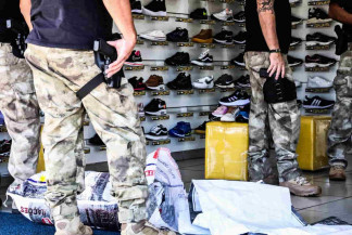 Polícia apreende mais de 1.600 tênis falsificados em operação na Capital