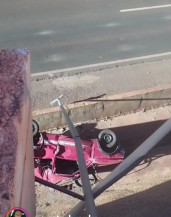 Carro despencou pelo vão das duas vias - Foto: Pronto Falei