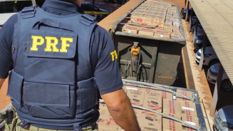 Motorista é preso com 500 mil maços de cigarros, 150 celulares e bebidas