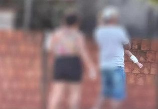 Criança que foi ferida com a perna enfaixada (Foto: reprodução / Cenário MS)