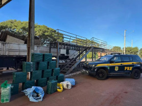 A droga estava escondida em um caminhão carregado com ferro gusa