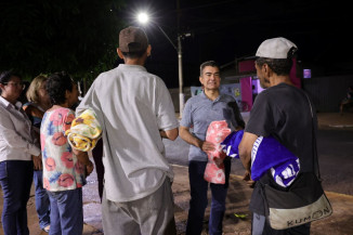 Prefeito Marçal Filho participa da primeira distribuição de cobertores para pessoas em situação de vulnerabilidade social em Dourados. Foto: A. Frota