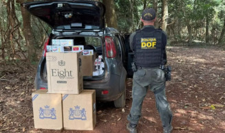 Polícia encontra Uno abandonado com 550 pacotes de cigarros contrabandeados