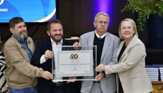 Foto Noticia Principal GrandeLiandra da Saúde e Laudir Munaretto entregam Jubileu de Carvalho para a ACED Dourados. (Foto: Clara Medeiros/DouradosNews)