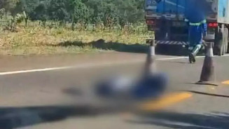 Corpo da vítima caído no meio da rodovia após atropelamento (Foto: Divulgação).