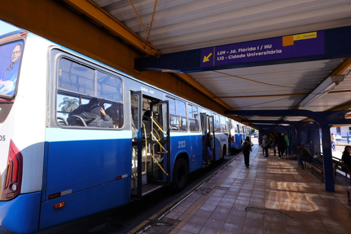 Os usuários do transporte coletivo em Dourados começam a semana pagando menos pela passagem de ônibus. Foto: A. Frota