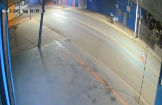 Após perder controle, motociclista bateu contra mureta de empresa - Foto: reprodução