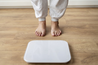 O tratamento para os transtornos alimentares envolve uma estratégia integrada e multiprofissional, com atuação conjunta entre psicólogos, psiquiatras, nutricionistas e profissionais de medicina clínica.