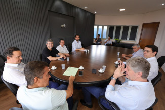 Prefeito Marçal Filho e secretários municipais durante encontro com o secretário de estado Jaime de Verruck, na prefeitura de Dourados – Foto: A. Frota