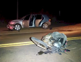 Motociclista morreu na noite desta quarta-feira (4) após colidir frontalmente com um carro. - Foto: Impacto News