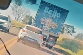 Vídeo flagra traficante batendo carro com 710 kg de drogas em caminhão durante fuga na MS-156