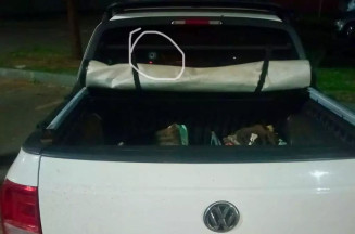 Marca do tiro no vidro da Saveiro que era conduzida por idoso (Foto: Jardim MS News)