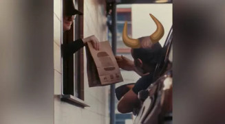 Traído e com fome? BK dá Whopper grátis no 'Corno Drive-Thru'