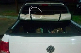 Marca do tiro no vidro da Saveiro que era conduzida por idoso (Foto: Jardim MS News)