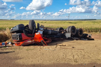 A colisão ocorreu por volta das 14 horas e envolveu uma carreta Volvo FH 440 e um caminhão Mercedes-Benz L 1313 (Foto Idest)