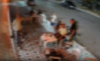 Homem com tornozeleira invade pizzaria, ameaça clientes com faca e rouba celular