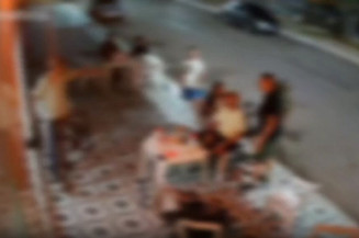 Homem com tornozeleira invade pizzaria, ameaça clientes com faca e rouba celular