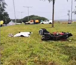 Jovem morreu após bater em poste lodelizado em rotatória - Foto: rReprodução/Sidnei Bronka