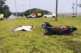 Jovem morreu após bater em poste lodelizado em rotatória - Foto: rReprodução/Sidnei Bronka