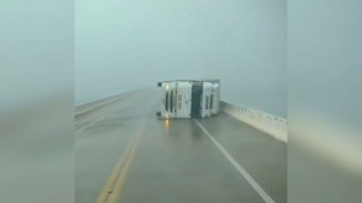 Rajada de vento tomba carreta em ponte entre MS e PR durante temporal com granizo